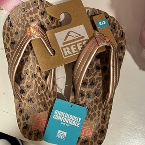 NWT girls Reef flip flops